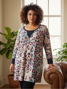 Dear Scarlett Playful Multicolor Leopard Print Sweatshirt with 3/4 Sleeves